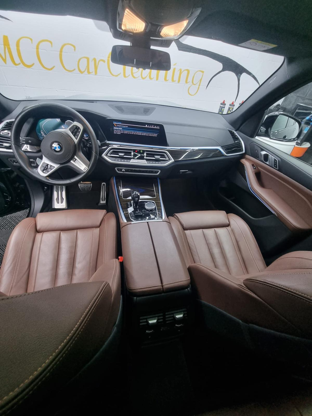 Perfect gereinigd BMW interieur met frisse bruine lederen zetels en dashboard